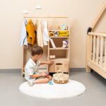 Montessori Kleiderschrank aus Naturholz mit 3 Schubladen, Kleiderstange und Regalen - Galeriebild 3 von Cozy Collections