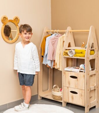 Montessori Kleiderschrank aus Naturholz mit 3 Schubladen, Kleiderstange und Regalen - Galeriebild 1 von Cozy Collections