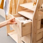 Montessori Kleiderschrank aus Naturholz mit 3 Schubladen, Kleiderstange und Regalen - Galeriebild 2 von Cozy Collections