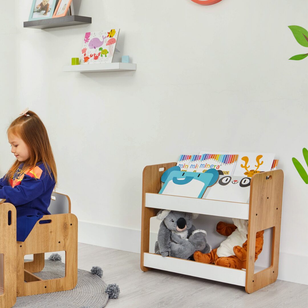 Bücherregal Dove mit 2 Ebenen – Naturholz und Weiß mit Montessori-Tragegriffen Bücherregal Dove mit 2 Ebenen – Naturholz und Weiß mit Montessori-Tragegriffen - Produktbild von Cozy Collections