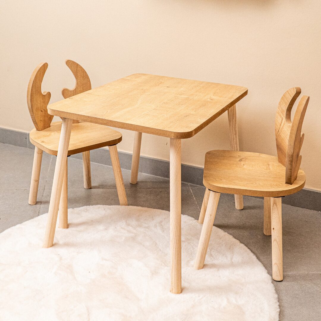 Tisch und Stühle Weißer Hase Montessori aus Naturholz