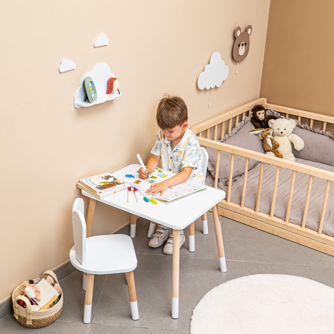 Set Tisch und 2 Stühle Weißes Kaninchen aus Naturholz | Montessori - Galeriebild 1 von Cozy Collections