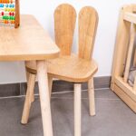 Tisch- und 2-Stühle-Set Hase aus Naturholz | Design Bunny - Galeriebild 3 von Cozy Collections