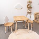Tischset mit 2 Stühlen und Hasenohren aus naturbelassenem Holz | Design Bunny - Galeriebild 3 von Cozy Collections