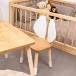 Tischset mit 2 Stühlen und Hasenohren aus naturbelassenem Holz | Design Bunny - Galeriebild 4 von Cozy Collections