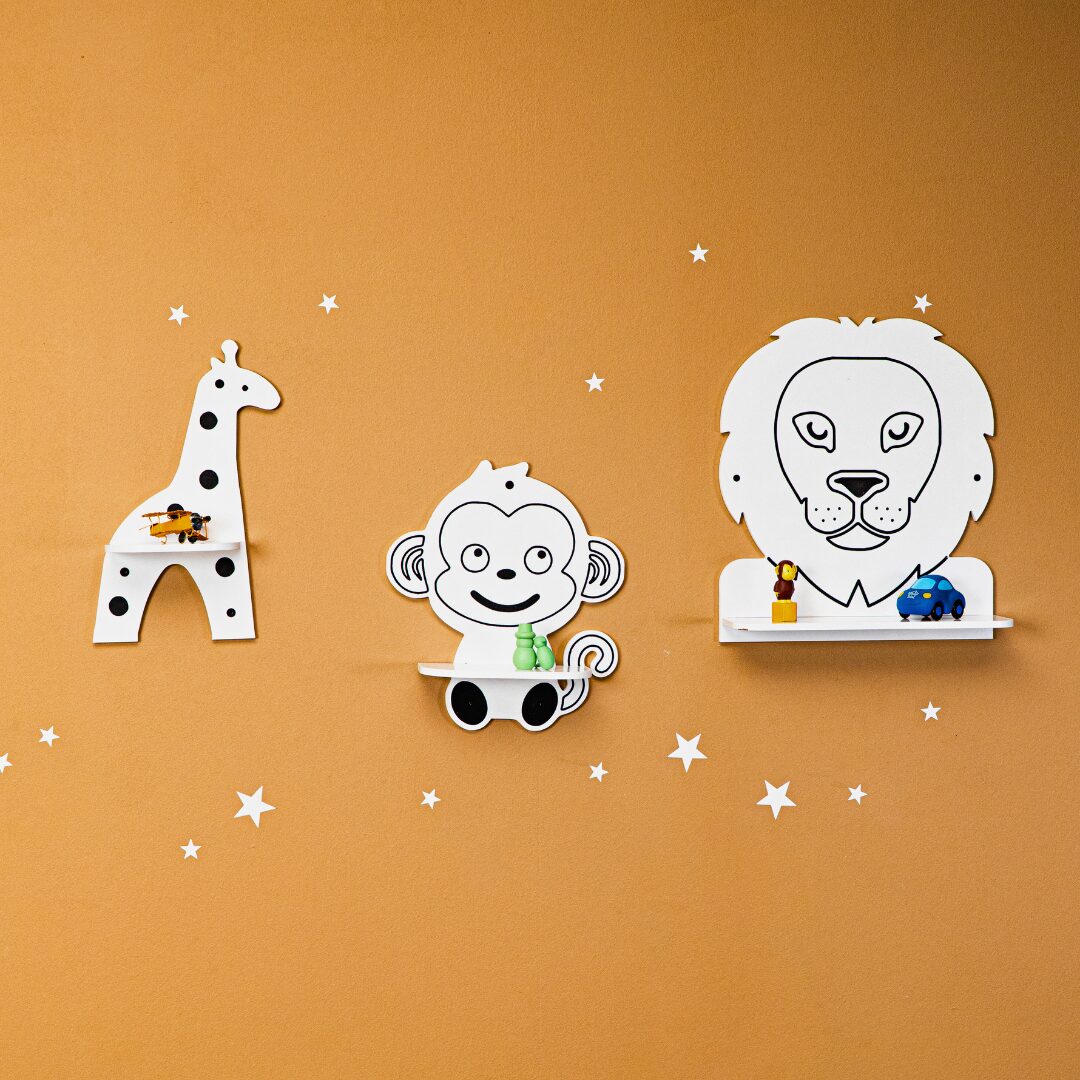Kinder-Wandregal 3 Safari-Tiere - Löwe, Affe, Giraffe aus Naturholz Kinder-Wandregal 3 Safari-Tiere - Löwe, Affe, Giraffe aus Naturholz - Produktbild von Cozy Collections