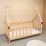 Montessori-Bett Tipi-Hütte aus natürlichem Holz mit Schutzgittern - Galeriebild 2 von Cozy Collections