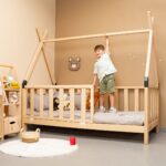 Montessori-Bett Tipi-Hütte aus natürlichem Holz mit Schutzgittern - Galeriebild 1 von Cozy Collections