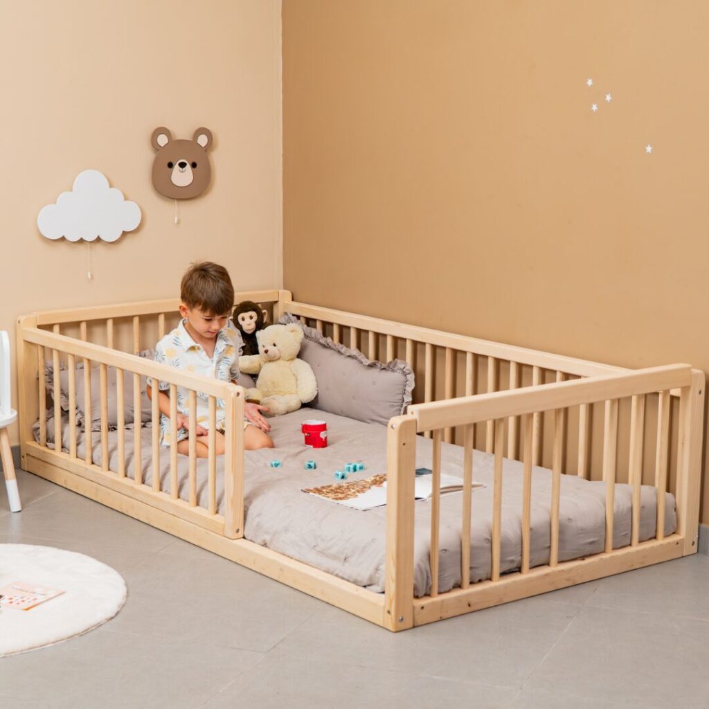 Montessori-Wandbett aus naturbelassenem Buchenholz mit abnehmbarem Schutzgitter - Galeriebild 1 von Cozy Collections