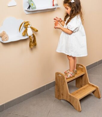 Montessori-Trittleiter mit 2 Stufen aus Naturholz | Kinderautonomie - Galeriebild 1 von Cozy Collections