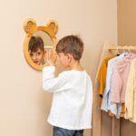 Dekorativer Bär-Spiegel aus natürlichem Holz für Kinderzimmer - Galeriebild 1 von Cozy Collections