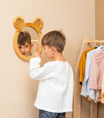 Dekorativer Bär-Spiegel aus natürlichem Holz für Kinderzimmer - Galeriebild 1 von Cozy Collections
