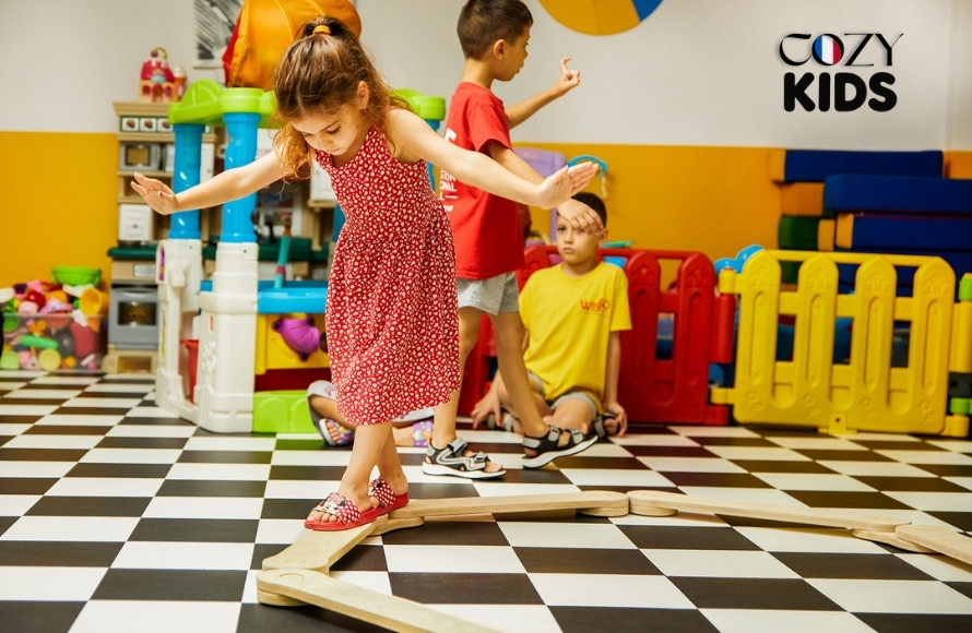 Kompletter Leitfaden: Naturholzmöbel für das Kinderzimmer 2025 - Blogbild von Cozy Collections