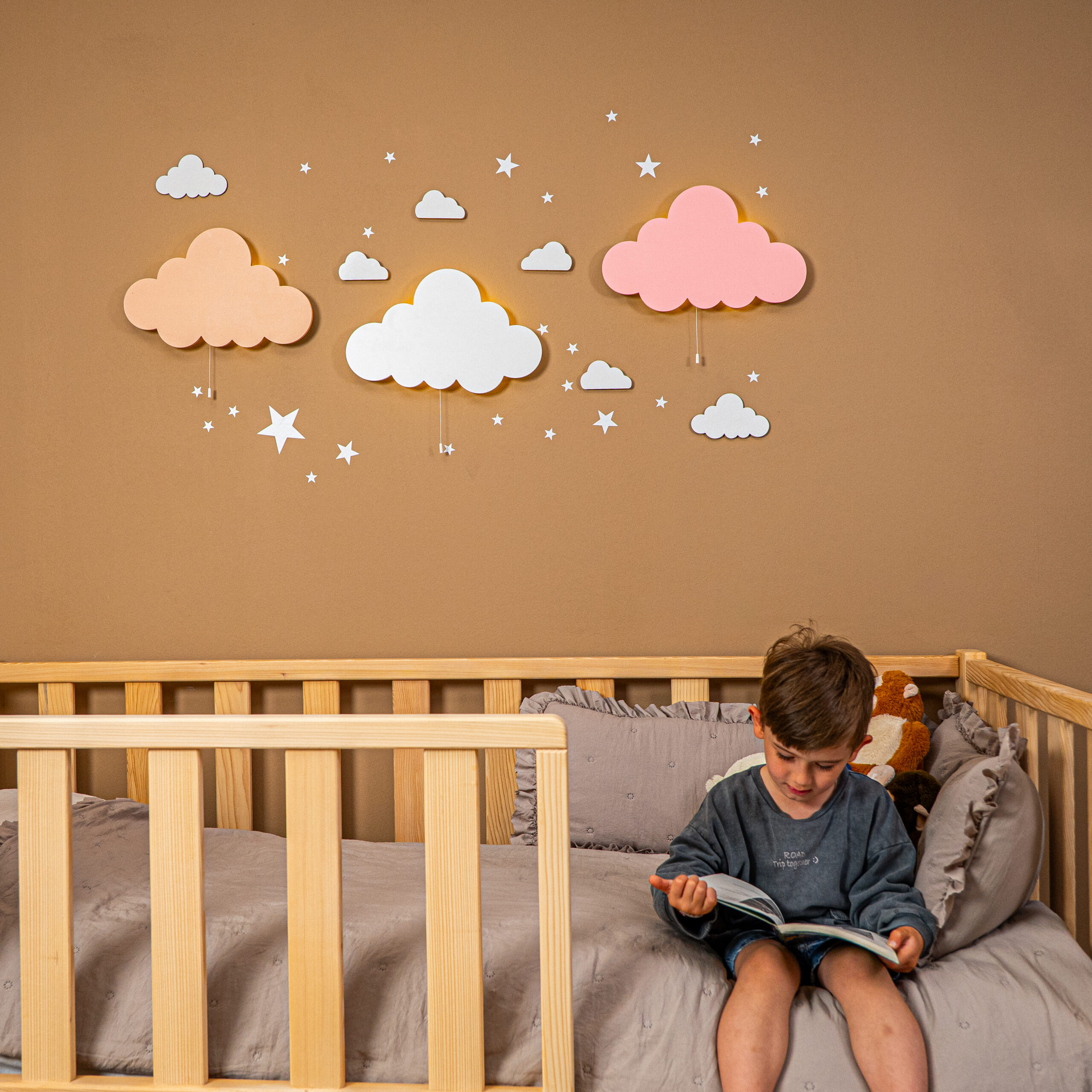 LED-Wand-Nachtlicht Wolke aus handbemaltem Holz | Sanftes batteriebetriebenes Licht | 3 Farben - Variantenbild Modell Set 3: Rosa + Grau + Beige von Cozy Collections