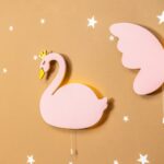 LED-Wandlichter Schwan Prinzessin & Schmetterling aus handbemaltem Holz - Variantenbild Modell Prinzessinnen-Schwan-Nachtlicht von Cozy Collections