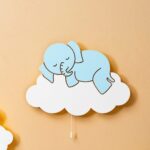 LED-Wandlichter Elefant & Lamm auf Wolken aus handbemaltem Holz - Variantenbild Modell Elefant von Cozy Collections