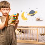 LED-Wand-Nachtlichter Mond & Planet aus handbemaltem Holz | Weltraum-Thema - Galeriebild 2 von Cozy Collections