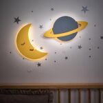 LED-Wand-Nachtlichter Mond & Planet aus handbemaltem Holz | Weltraum-Thema - Galeriebild 3 von Cozy Collections
