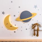 LED-Wand-Nachtlichter Mond & Planet aus handbemaltem Holz | Weltraum-Thema - Variantenbild Modell Duo Mond + Planet von Cozy Collections