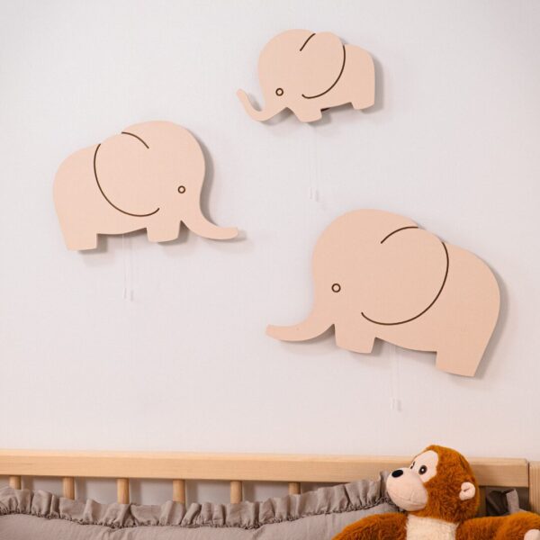 LED-Wand-Nachtlichter Familie Elefanten aus handbemaltem Holz | Mama, Papa, Baby - Produktbild von Cozy Collections