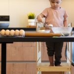 Montessori Lernturm aus weißem und naturbelassenem Holz – Verstellbarer Lernhocker für Kinder von 2 bis 6 Jahren - Galeriebild 4 von Cozy Collections