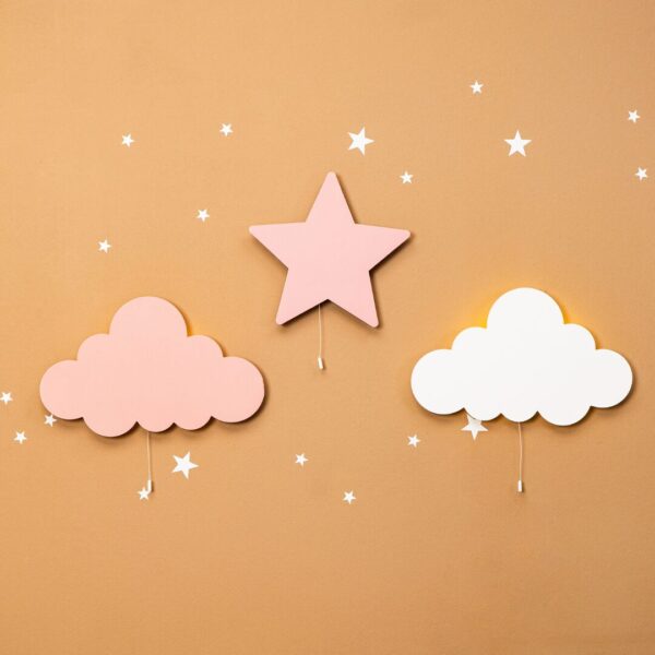LED-Wand-Nachtlicht Stern Rosa aus Naturholz – Dekorative Kinderlampe - Variantenbild Modell Trio-Set: Stern + Weiße Wolke + Rosa Wolke von Cozy Collections