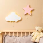 LED-Wand-Nachtlicht Stern Rosa aus Naturholz – Dekorative Kinderlampe - Variantenbild Modell Set: Stern + Weiße Wolke von Cozy Collections