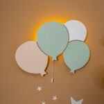 LED-Wandlicht mit 3 handbemalten Holzballons | Kinder-Dekolampe mit Batteriebetrieb - Variantenbild Modell Grüne Ballons von Cozy Collections