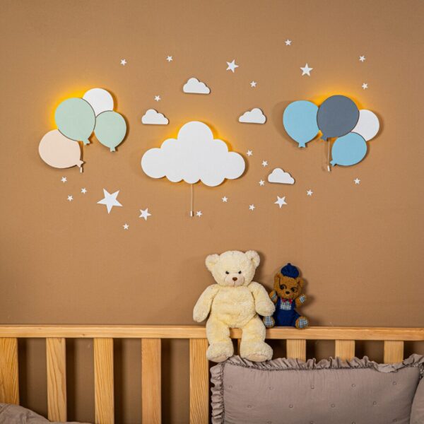 LED-Wandlicht mit 3 handbemalten Holzballons | Kinder-Dekolampe mit Batteriebetrieb - Variantenbild Modell Trio-Set Wolke + Blaue Ballons + Grüne Ballons von Cozy Collections