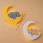 LED-Wandnachtlicht Elefant auf bemaltem Holzmond, handgefertigt - Galeriebild 1 von Cozy Collections