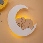 LED-Wandnachtlicht Elefant auf bemaltem Holzmond, handgefertigt - Variantenbild Modell Elefant auf dem Mond (weiß) von Cozy Collections