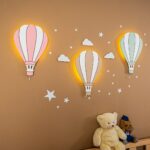 LED-Wandnachtlicht Heißluftballon Kappadokien aus handbemaltem Holz - Variantenbild Nachtlicht-Modell Set mit 3 Ballons – Rosa + Beige + Grün von Cozy Collections