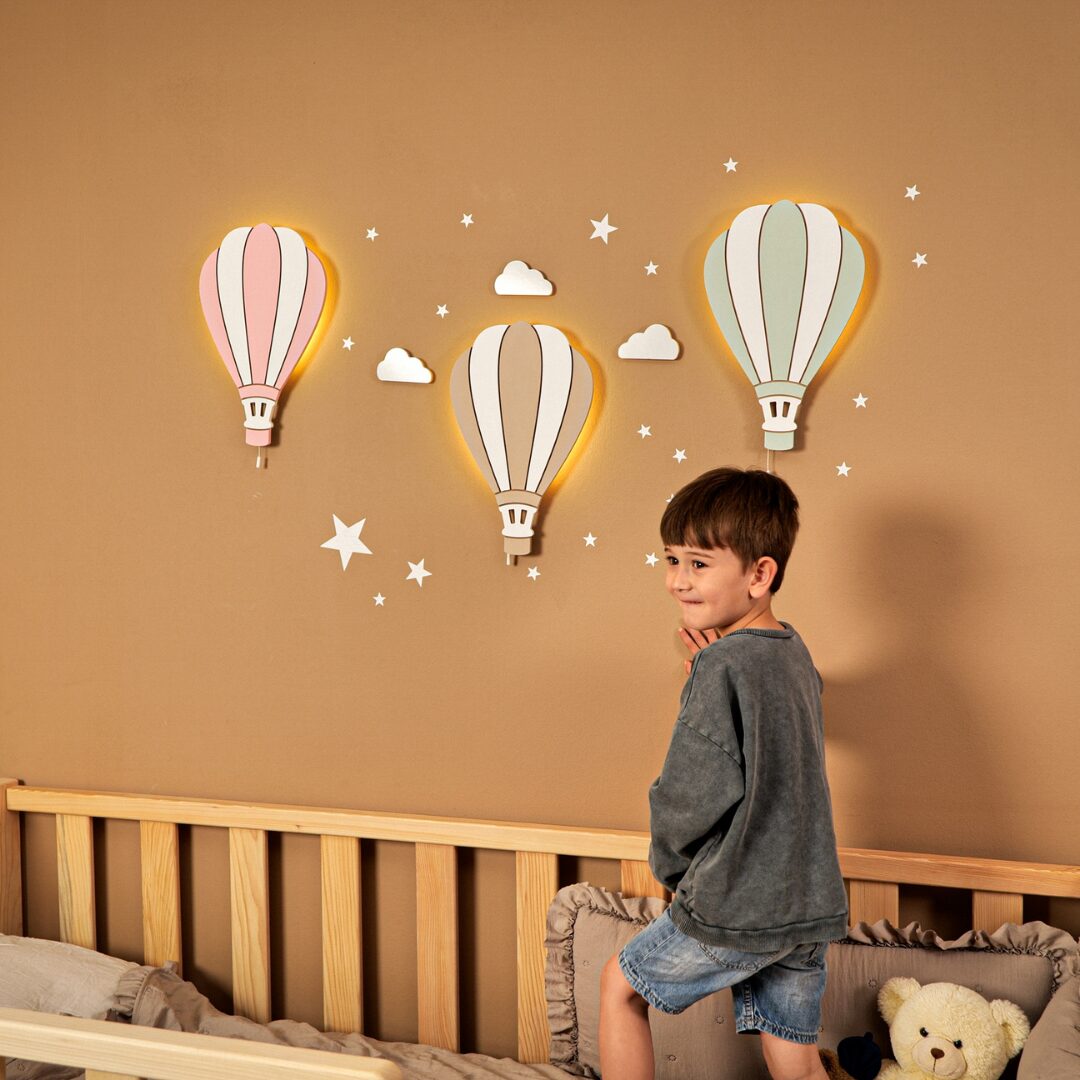 LED-Wandnachtlicht Heißluftballon Kappadokien aus handbemaltem Holz - Galeriebild 1 von Cozy Collections