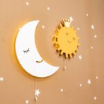 LED-Wandnachtlicht Sonne mit handbemaltem Holzkranz - Produktbild von Cozy Collections