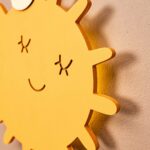 LED-Wandnachtlicht Sonne mit handbemaltem Holzkranz - Galeriebild 2 von Cozy Collections