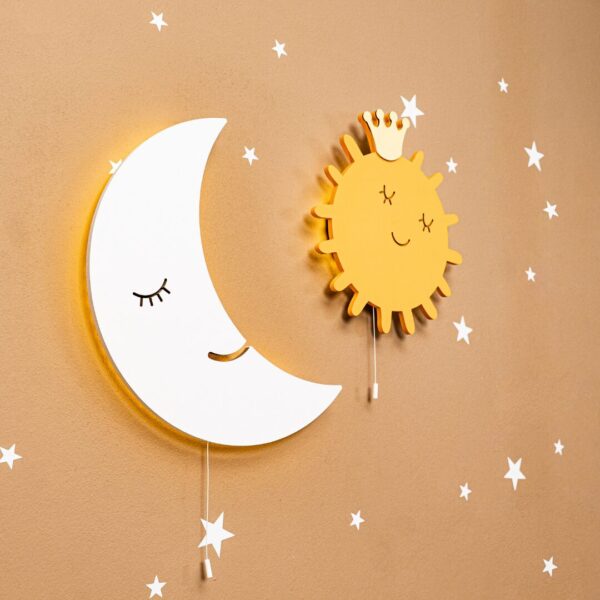 LED-Wandnachtlicht Sonne mit handbemaltem Holzkranz - Produktbild von Cozy Collections