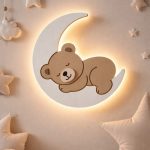 Schlafendes Bärchen auf Mond LED-Wandnachtlicht | LED Nachtlicht Holz